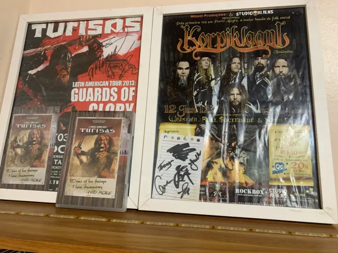 Quadros autografados pelas bandas Turisas e Korpiklaani + dvd Turisas. 