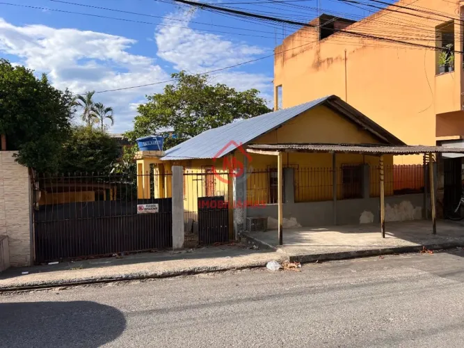 Casa para locação em Santo André com 3 quartos, garagem e quintal.