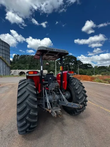 TRATOR AGRÍCOLA