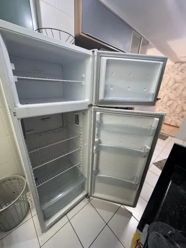 Bebeu geladeira