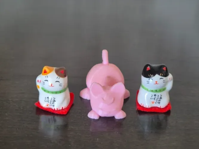 Kit com 2 Miniaturas de Gatinhos. 2 Chineses + 1 Impressão 3D