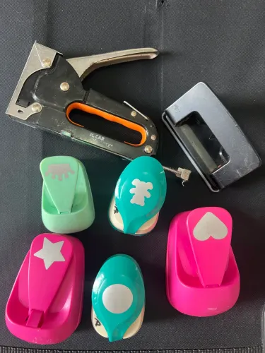 Perfurador de papel e parede pedagógico