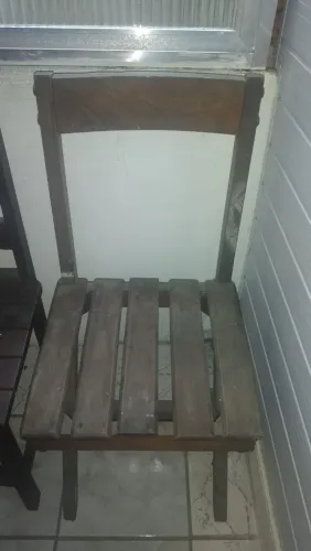 Cadeira antiga com avaria