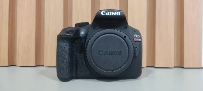Canon EOS Rebel T6 + Lente 18-55mm com Wi-Fi, Caixa e Fonte AC (25k clicks)