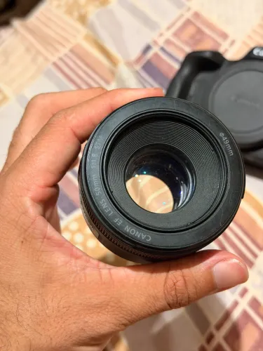 Canon R100 corpo