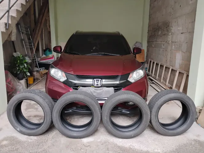 Pneu 215 / 55 / 17 e bandejas HRV 2016