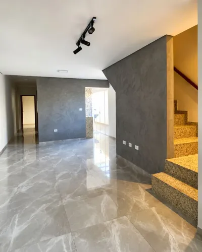 Vende-se Sobrado 3 Quartos no Jd. Monte Rei em Maringá