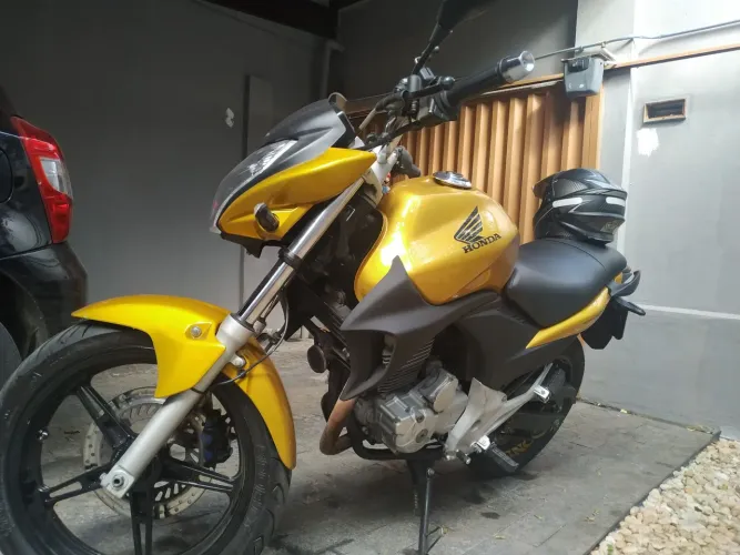 Honda CB300 R vela fina