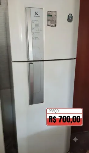 Geladeira Eletrolux com defeito no motor, disponível para negociar.