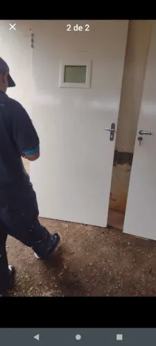Porta de madeira com batente e chave