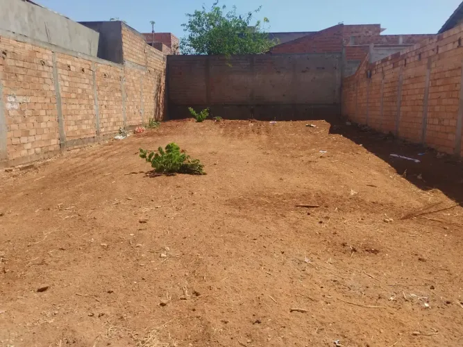 Casa de Vila para venda possui 200 metros quadrados