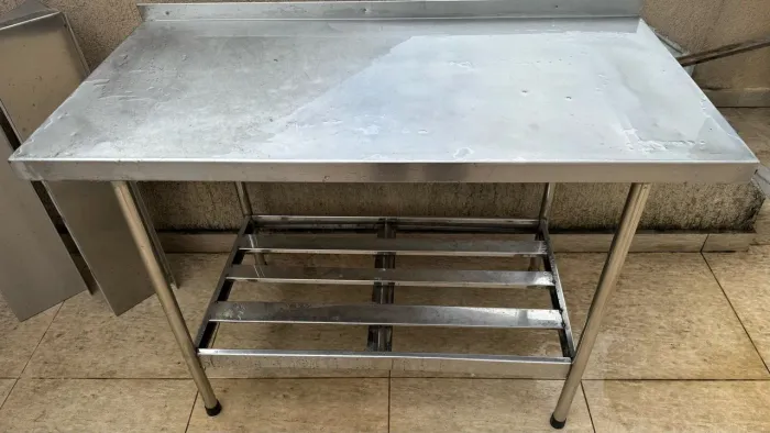Bancada inox 1,40 x 0,60 + 3 prateleiras em inox