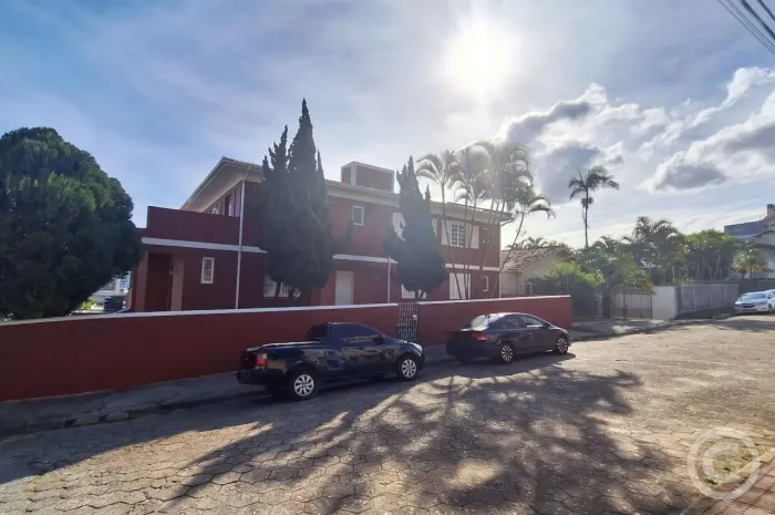 Espaço comercial versátil e amplo no Bom Abrigo, ideal para diversos tipos de negócios