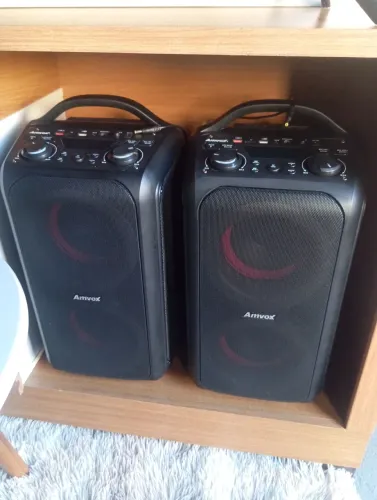 Vendo duas caixas de som, as duas são novas