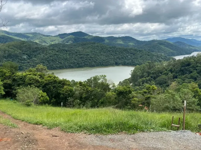 Terrenos a venda em Nazare Paulista vista para represa