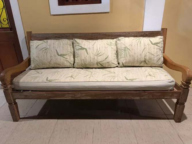 Vendo sofá cama de madeira maciça 