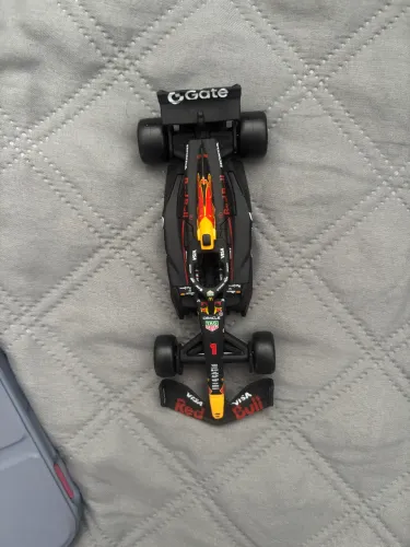 F1 red bull Mc (com caixa)