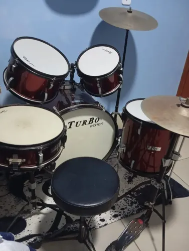 Bateria acústica bem concervada
