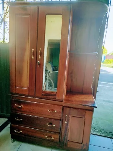 Guarda roupa todo em madeira