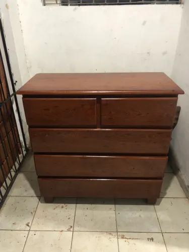 Cômoda de madeira angelim pedra semi nova pra vim buscar aqui em prazeres