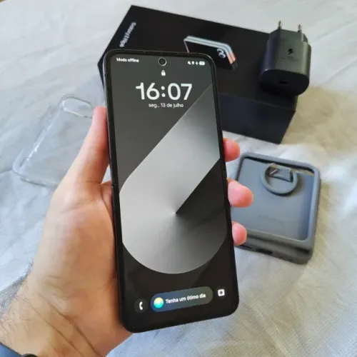 Samsung Galaxy Z Flip 6 5G Crafted Black - 256GB 12GB RAM - Excelente Estado