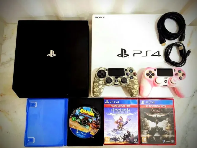 PlayStation 4 PRO 1TB, Completo com 2 controles e jogos