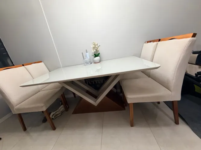 Mesa de jantar 1,60 X 90 - 4 lugares - R$1.800