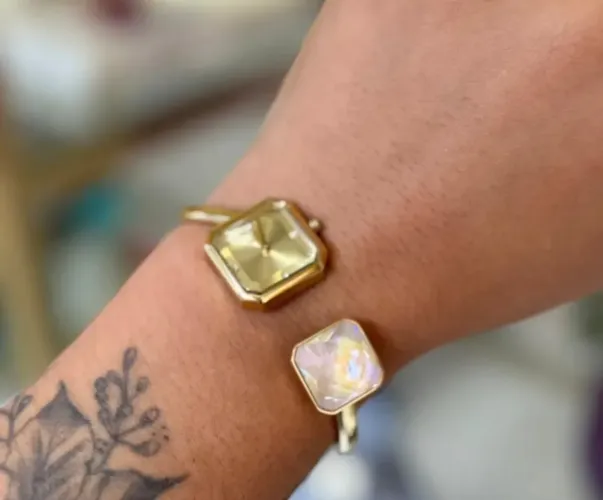 Relógio Bracelete Tehnos, com pedra de detalhe.