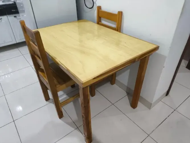 Mesa de madeira 1,20m com 4 cadeiras