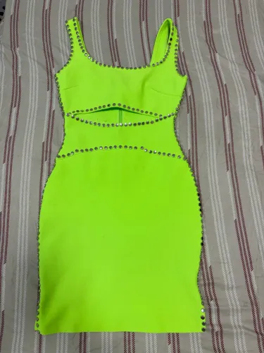Vestido verde neon com detalhes ao redor. Tam P