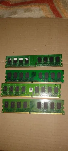 Quatro pente de memória RAM de 2 GB DDR2