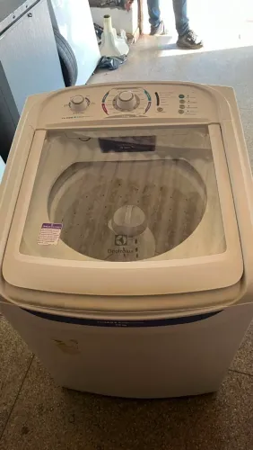 Máquina de lavar Electrolux 13 kilos funcionando perfeitamente bem conservada