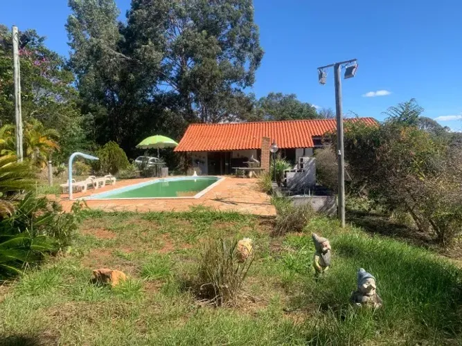 Sítio de 2.000 m² em condomínio fechado, com portaria 24 horas, ronda e monitoramento.
