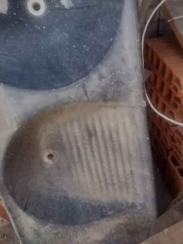 Pia de lavar roupa com rachadura