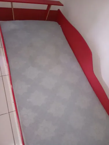 Cama com colchão solteiro