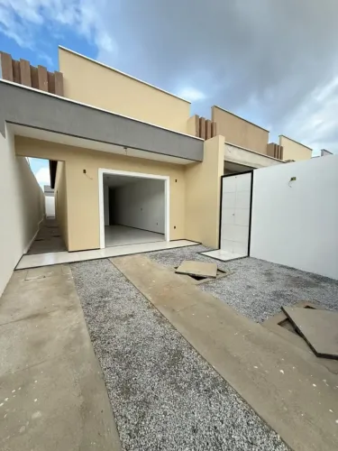 CASA COM 3 QUARTOS - POR APENAS R$230.000 | V939