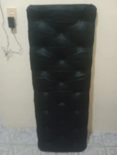Cabeceira de cama aveludada bem conservada