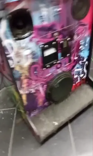 Vendo karaokê com 900 músicas dois microfones