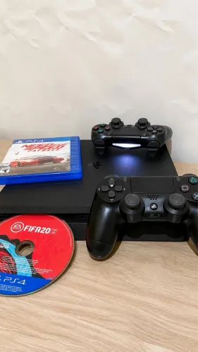 PS4 Slim 1TB + 2 Controles + FIFA 20 + Need for Speed Payback