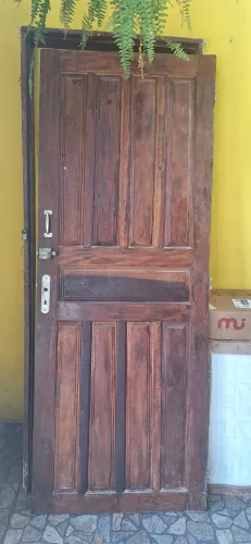 Porta de madeira maciça 