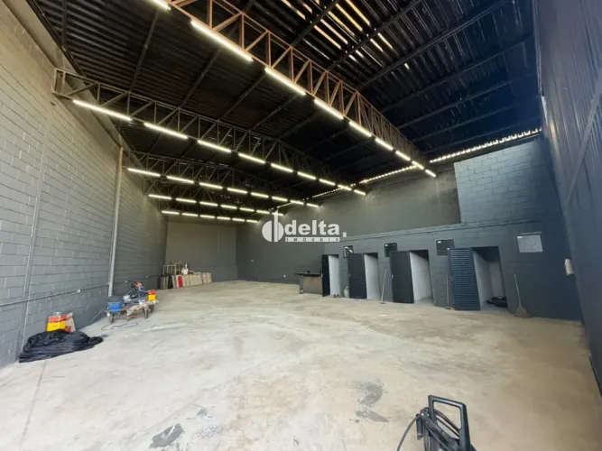 Galpão disponível para locação no bairro Shopping Park em Uberlândia-MG