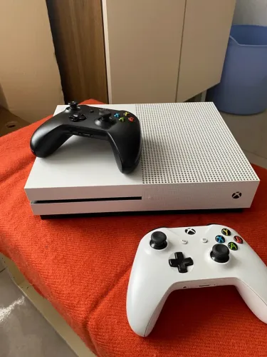 ? Xbox One S 1TB Branco + 2 Controles + 10 Jogos Físicos