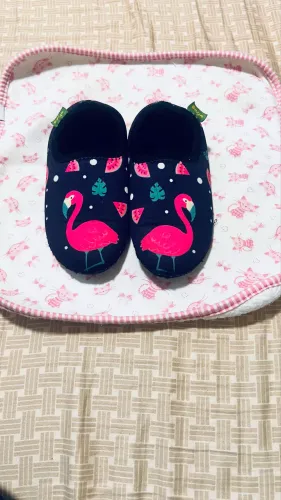 sapatilha infantil de neoprene da marca ufrog, tamanho 29/30. possui estampa de flamingo