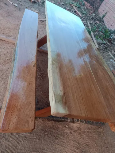 Vendo mesa de madeira bruta e rústica com dois bancos 