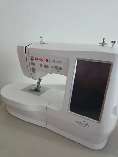 Máquina de Bordado e Costura Singer SE9185 com 2 Bastidores 127/220V