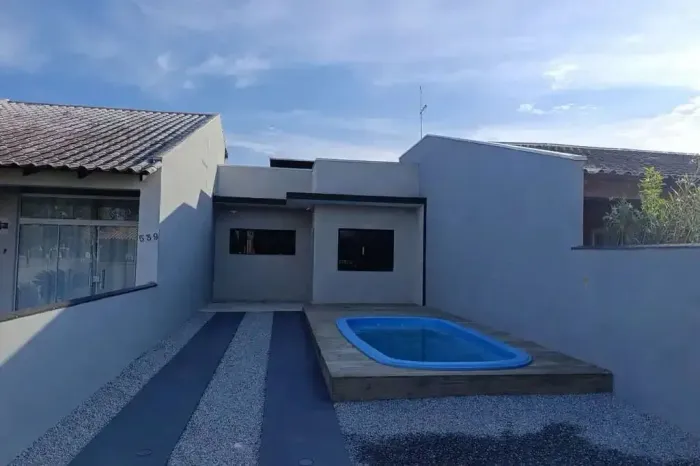 Linda casa com piscina bem localizada em Manaus! PRONTA PARA MORAR