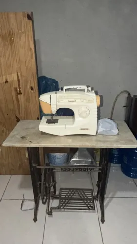 Máquina de costura elétrica, acompanha pedra de mármore e mesinha com rodas. 