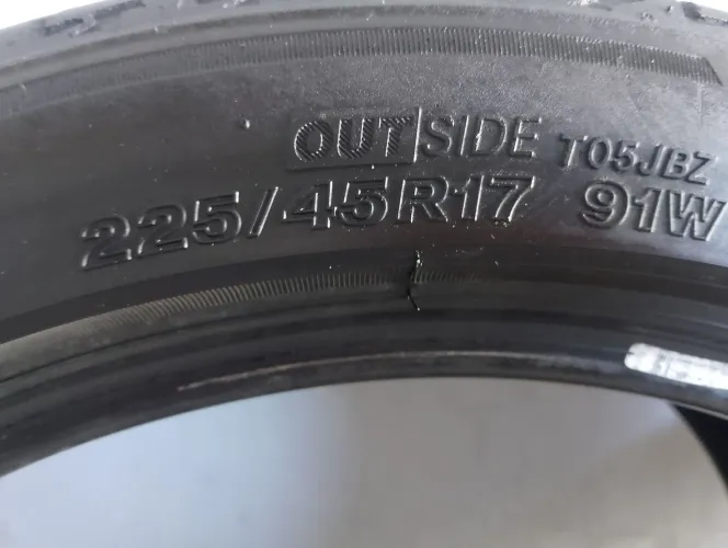 Vendo 2 pneus Bridgestone usado pra o corolla
