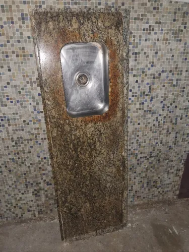 Pia bancada em granito de alta qualidade, completa com Cuba de Inox. 163 x 55, ___________