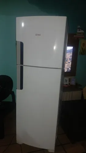 Geladeira em estado de novo 11 meses de uso  2 mil aceito propostas 